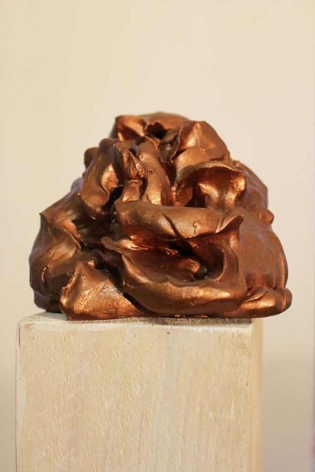 © Wilhelm Roseneder. Bronzener Kunstgriff, 2002-2006. Ungebrannter Ton, Acryllack, Stele/Acrylic varnish on non-fired clay, ca. 20 cm 