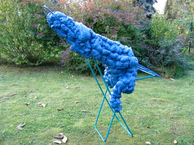 © Wilhelm Roseneder. Blaue Erweiterung/Blue expansion, 2005. Polyurethan, Acryllack auf Metall (Wäschetrockner)/Polyurethane, acrylic varnish on metal (clothes- dryer), 1.56x1.40x70 cm